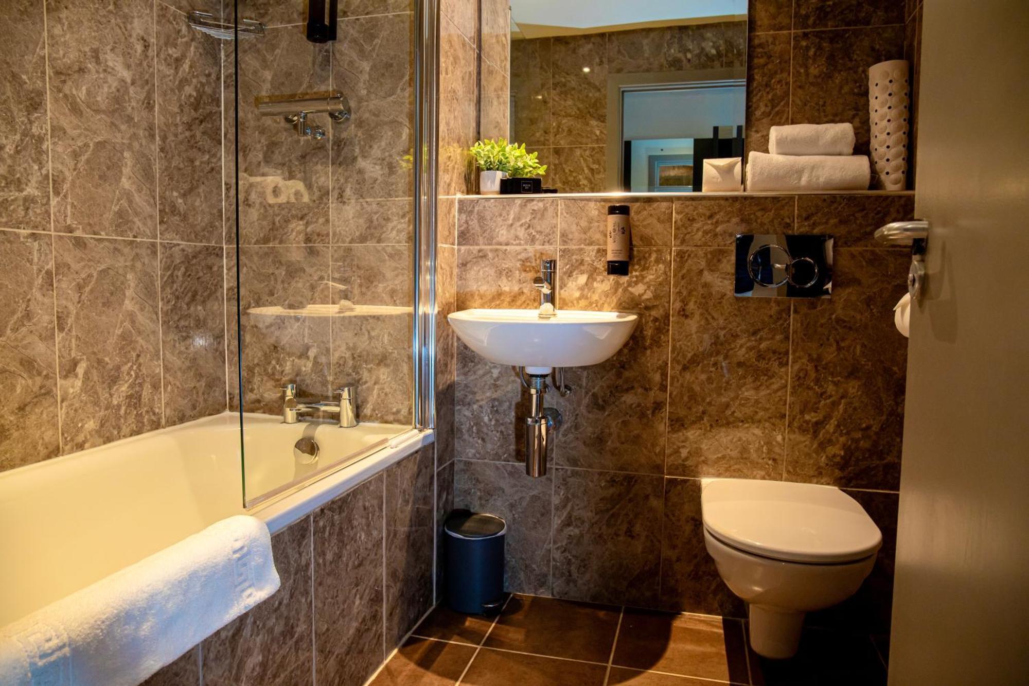 The Enniskillen Hotel And Motel Екстериор снимка