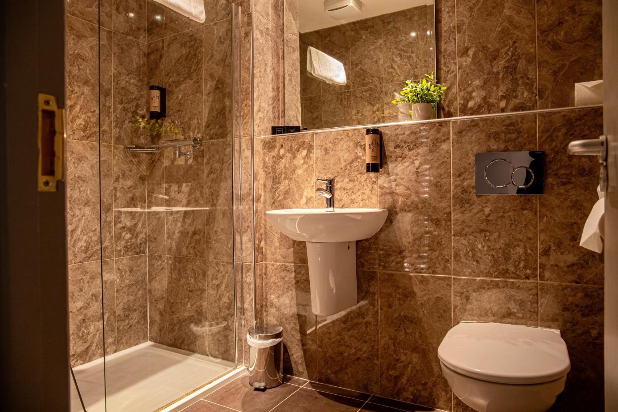 The Enniskillen Hotel And Motel Екстериор снимка