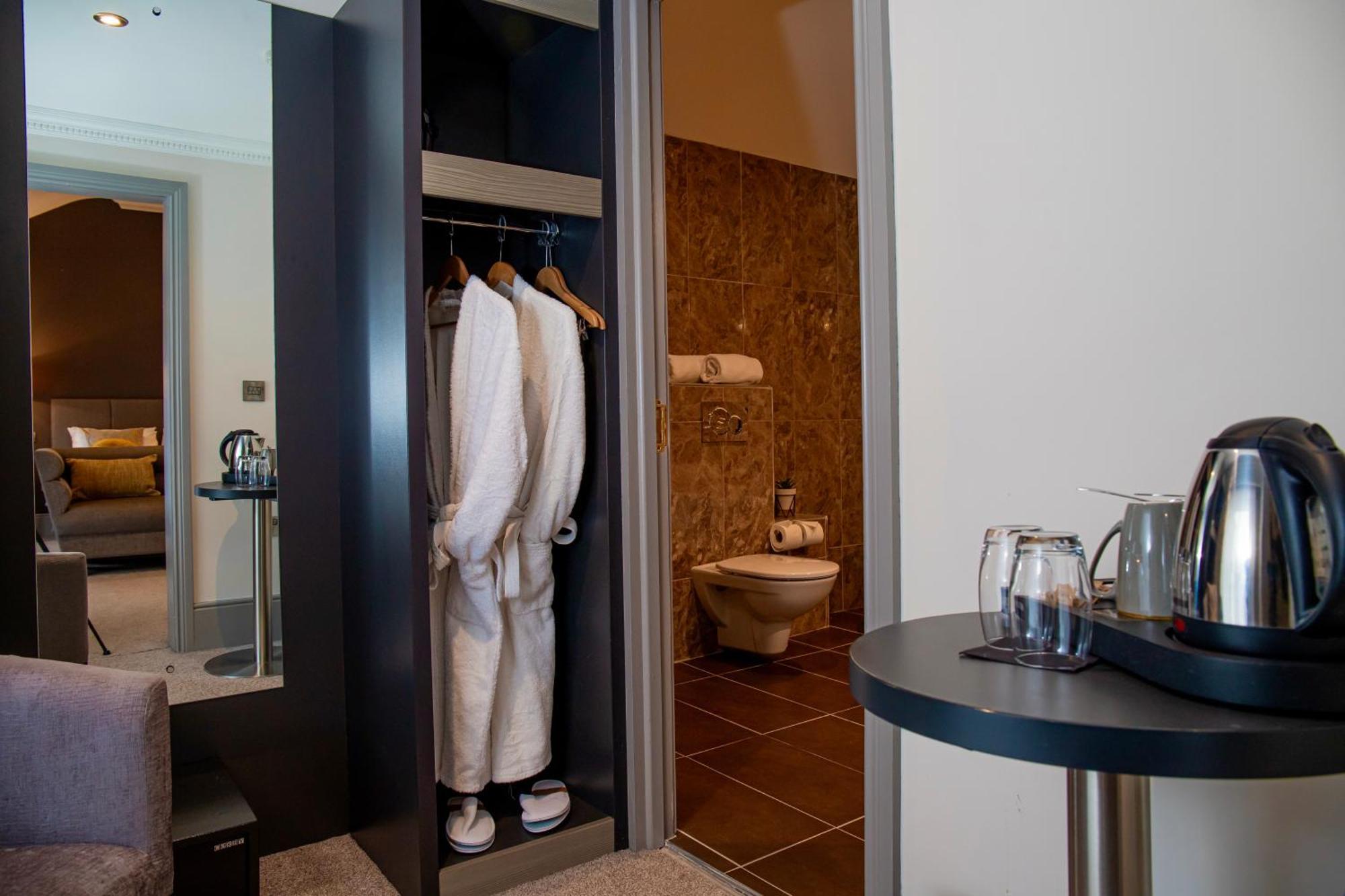 The Enniskillen Hotel And Motel Екстериор снимка